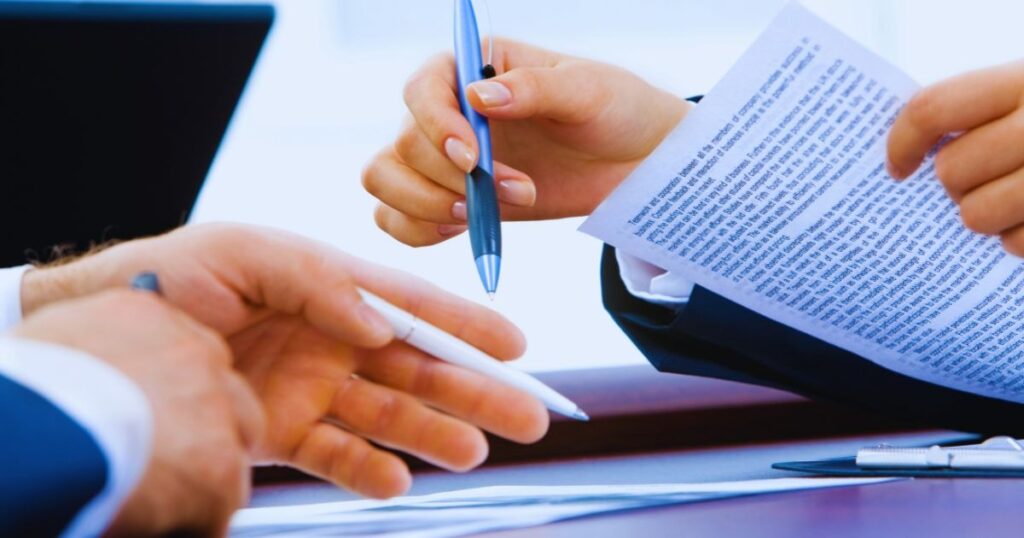 Contrat de travail : quelles sont les mentions obligatoires ? 4 Contrat de travail : quelles sont les mentions obligatoires ?