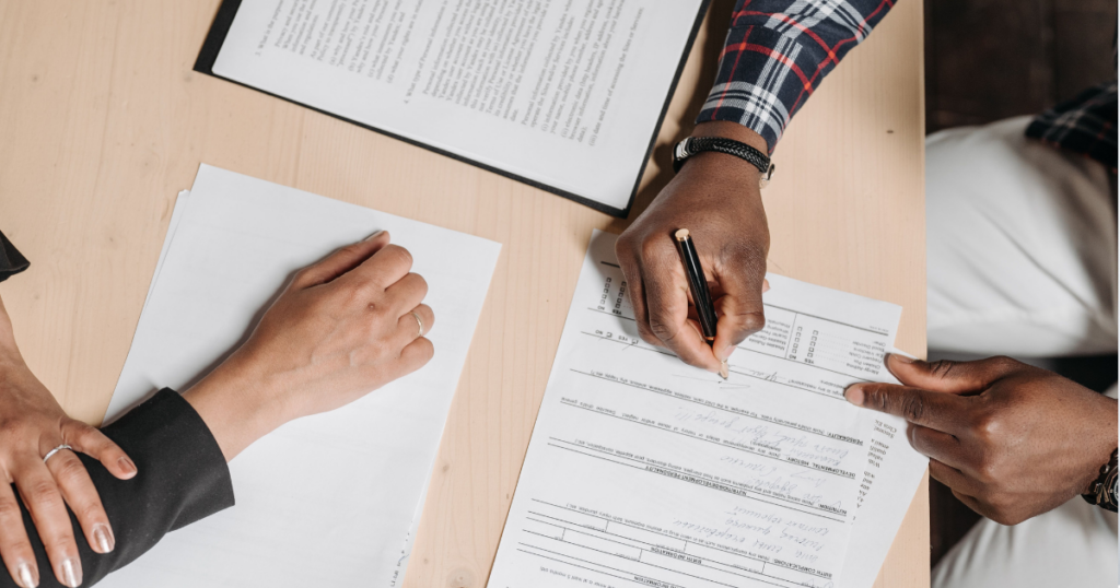 Contrat de travail à durée indéterminée : les clauses essentielles